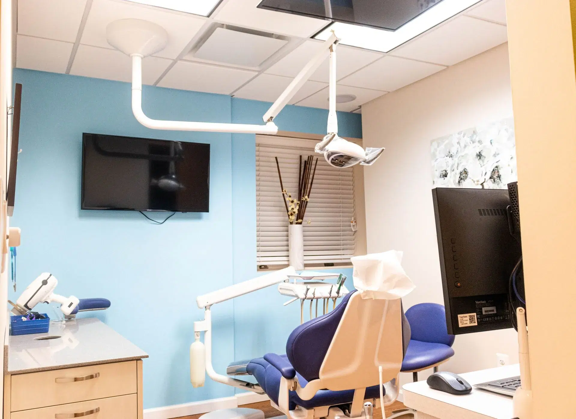 LoudounDentistry_ExamRoomWithBlueWall_2-1920w